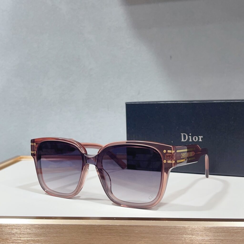 【注目新入荷】Dior フランス仕立てサングラス「ドライブ最適」