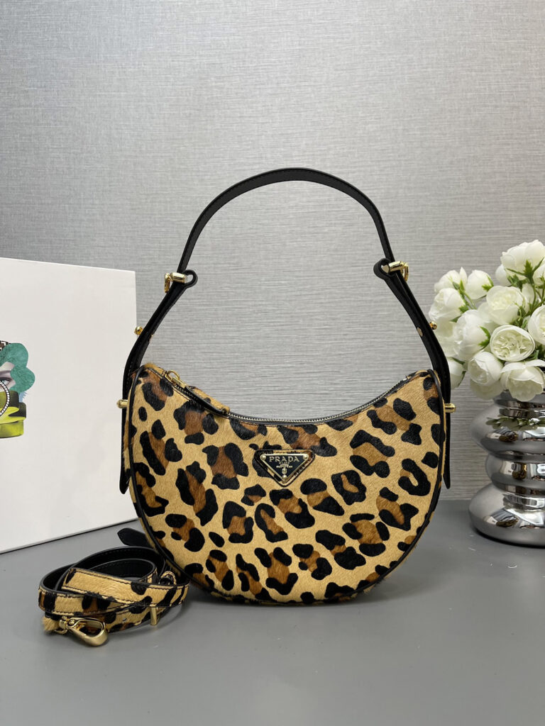 プラダ「Prada」ムーン バッグ レオパードプリント