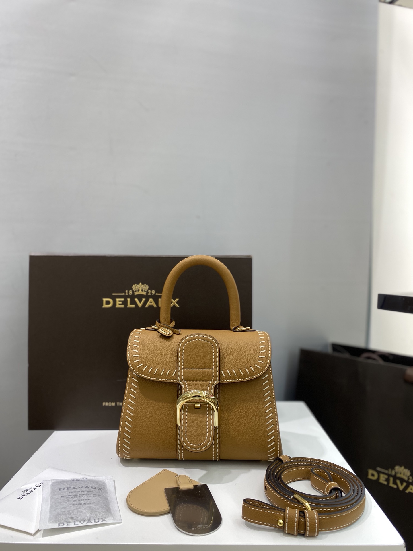 デルヴォー「Delvaux」キャラメル色バッグ