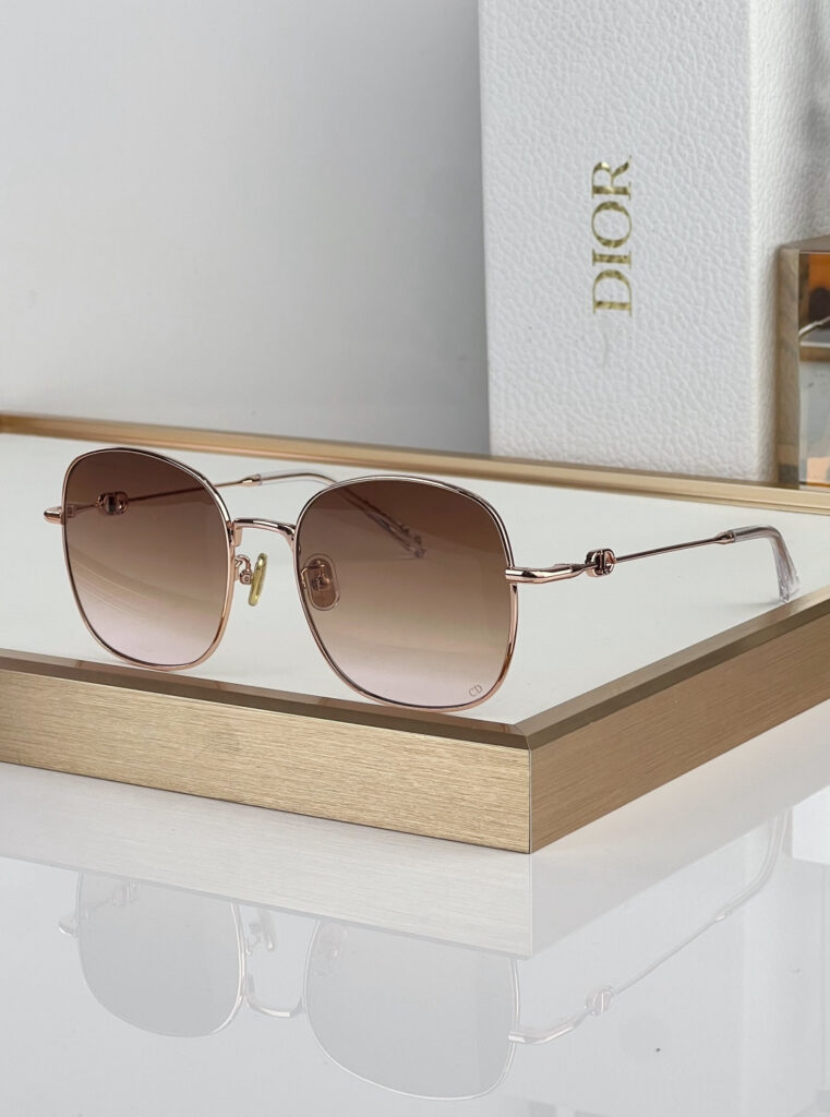 【注目新入荷】Dior フランス仕立てサングラス「ドライブ最適」