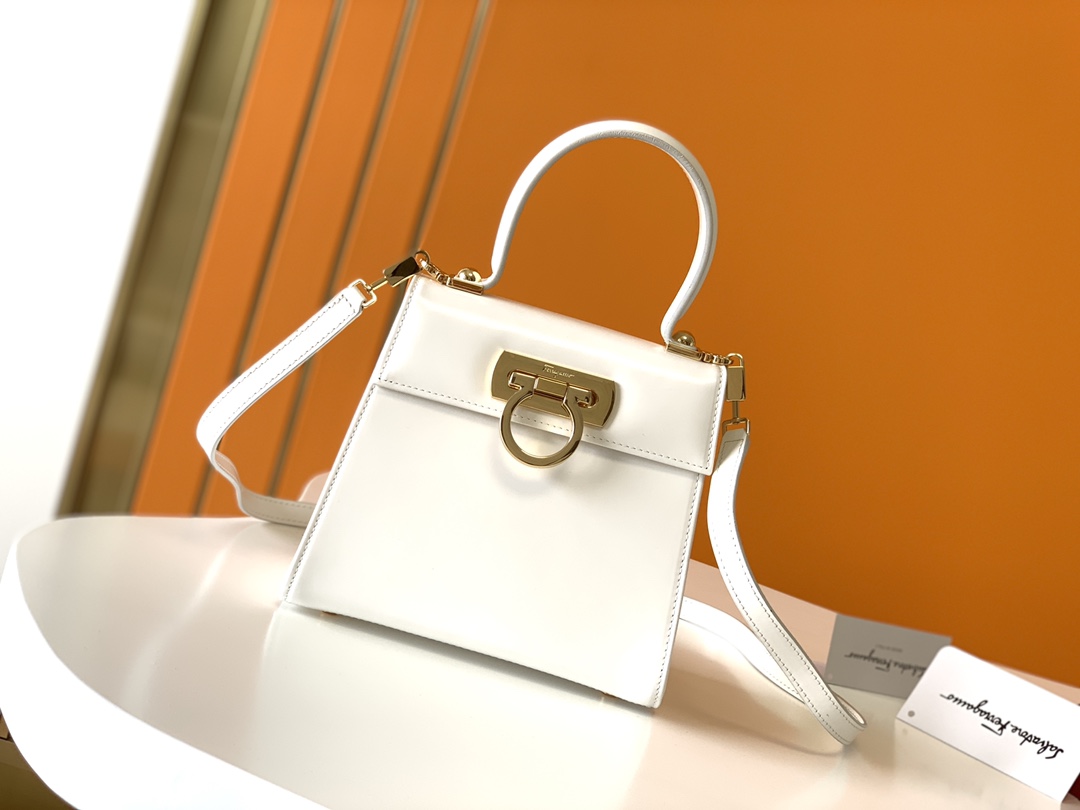 フェラガモ「Ferragamo」ミュージアムコレクシトッョンプハンドル ショルダーバッグ