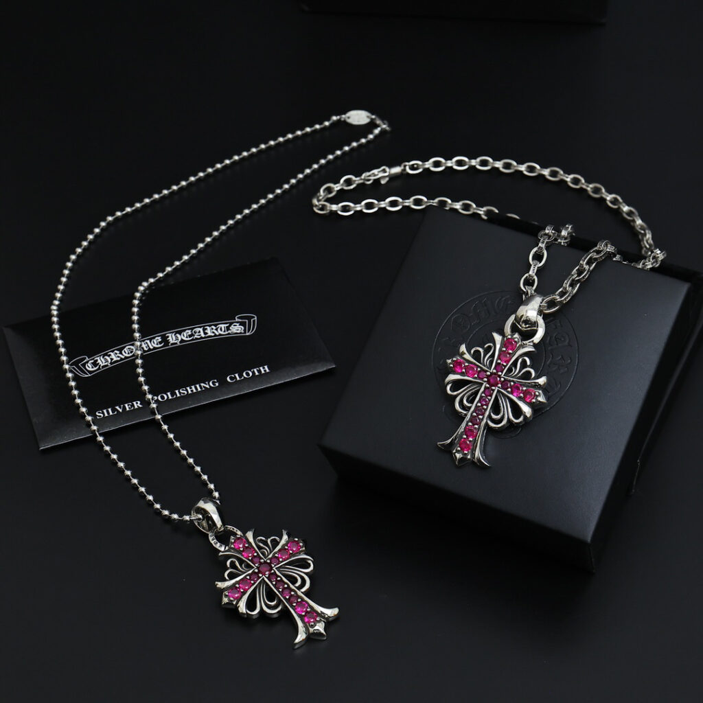 クロムハーツ「Chrome Hearts」のクラシックネックレス - 日常に上品なアクセントを添えるユニセックスモデル