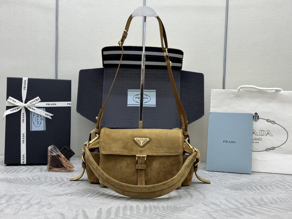 プラダ「Prada」エクスプローラ ミディアム スエード ショルダーバッグ