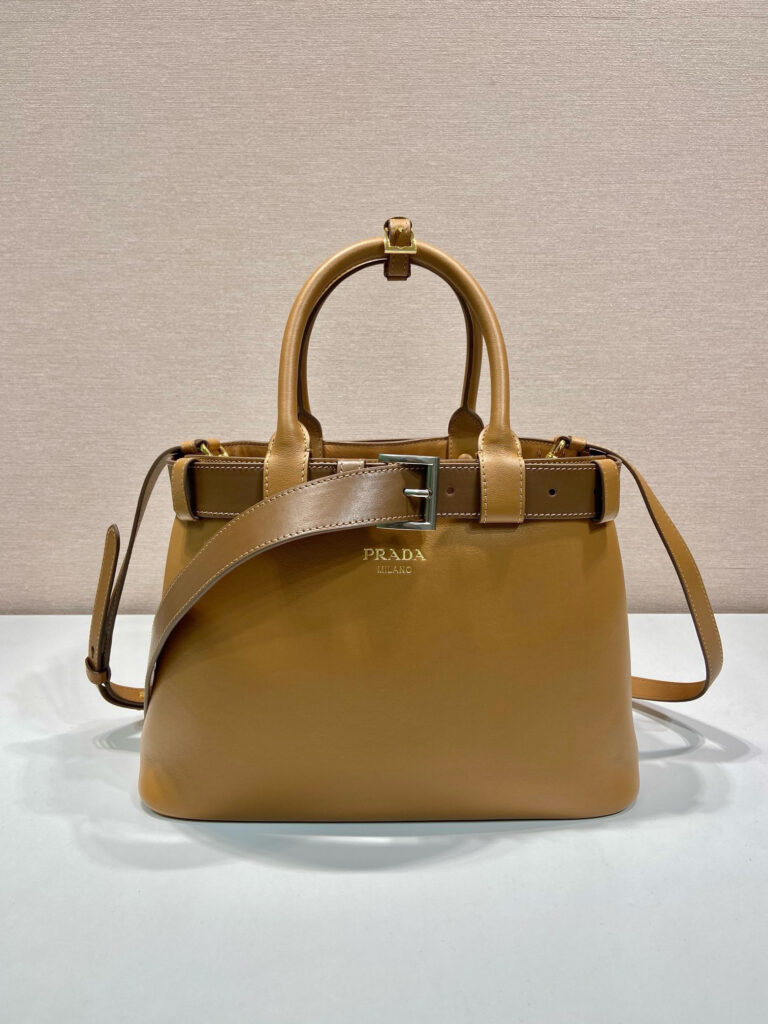 プラダ「Prada」レザーショルダーバッグ