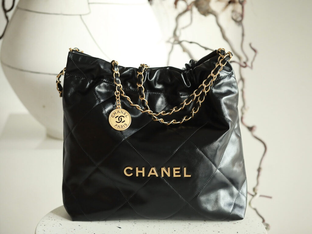 シャネル「Chanel」22バッグ スモール シャイニングカーフ