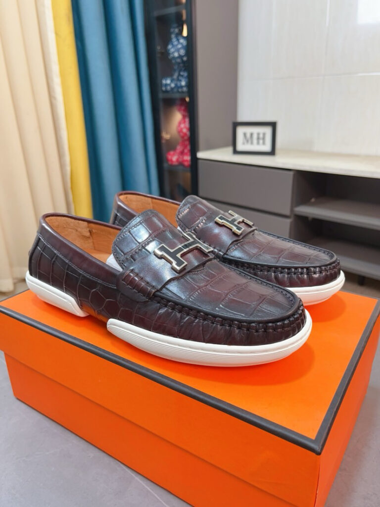 エルメス［Hermès］ おしゃれなペアスニーカー