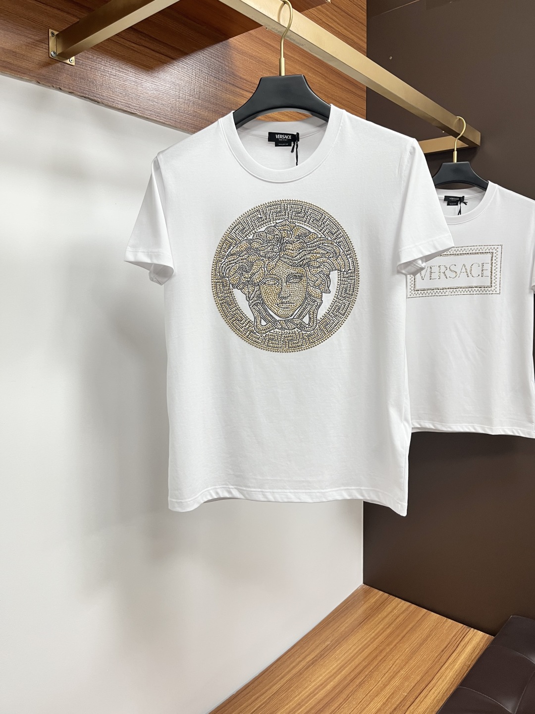 ヴェルサーチ「Versace」25SS クリスタルスワロフスキービーズ ラウンドネックTシャツの商品掲載写真1(SKU ISETAPRO-25804787)