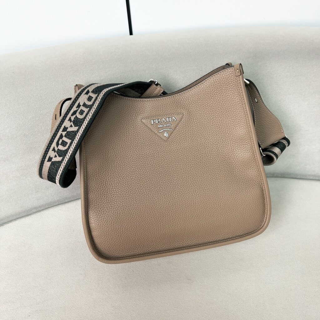 プラダ「Prada」ショルダーバッグ