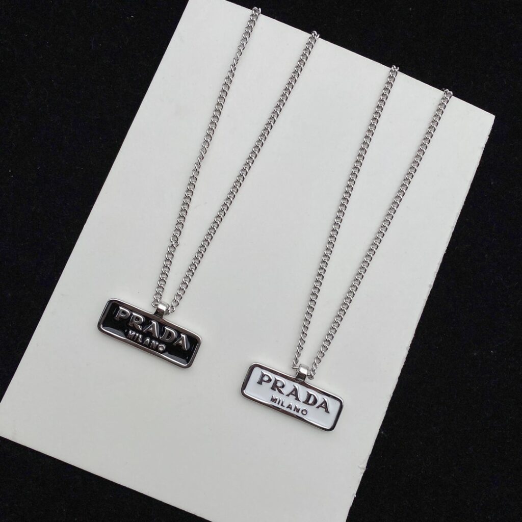 プラダ「Prada」Triangle Logo スクエアペンダントネックレス
