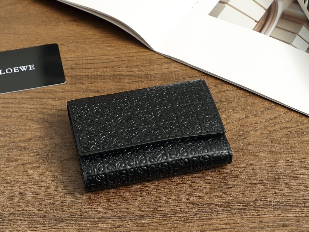 ロエベ「LOEWE」ぺブル バーティカル ウォレット スモール（シャイニーナパカーフ）