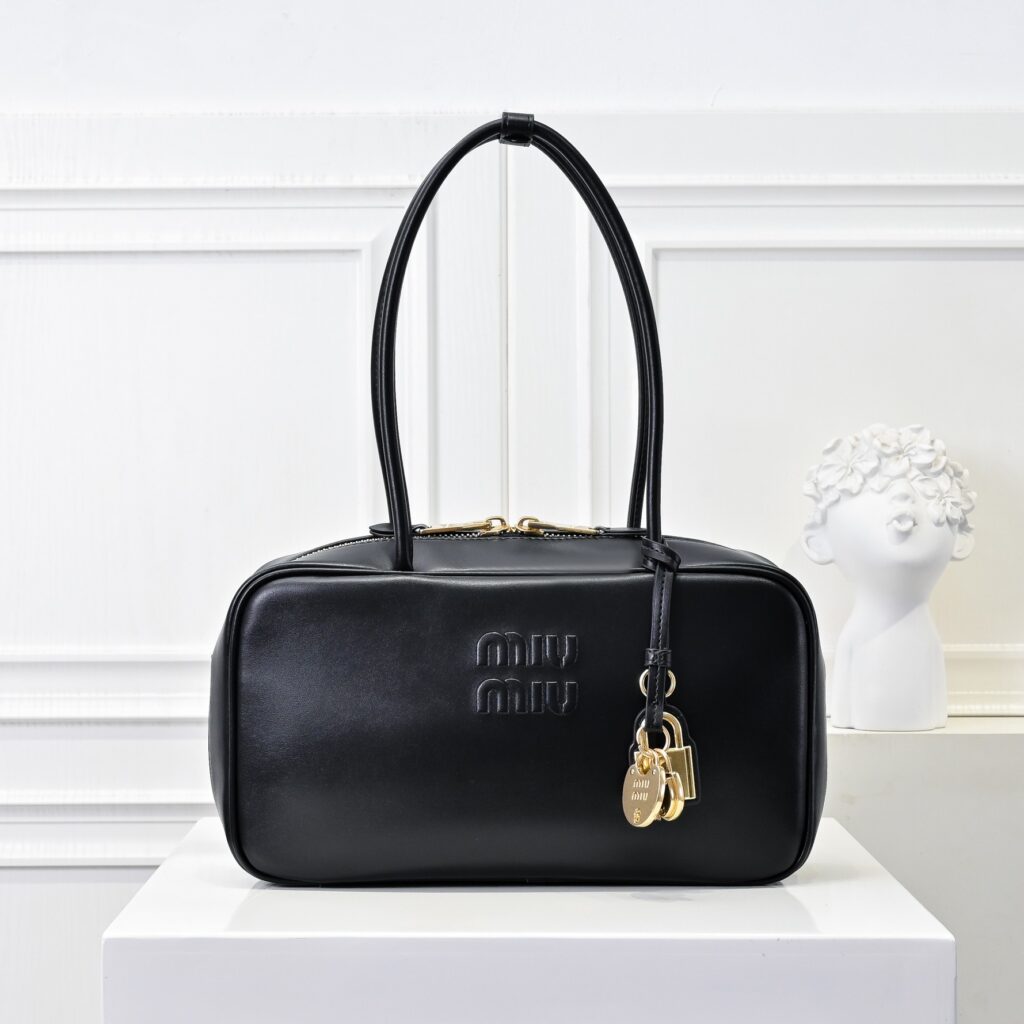 ミュウミュウ ボー レザー ミディアムバッグ「Beau Bag」