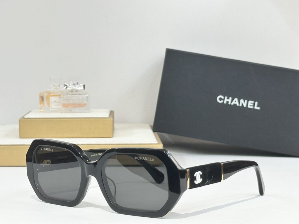 【新作到着】Chanel ハイセンスデザインサングラス「遮光レンズ搭載」