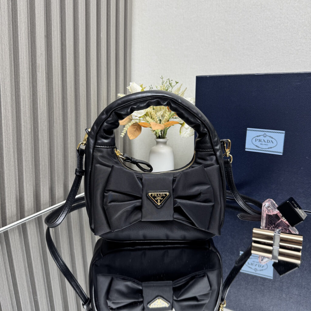 プラダ「Prada」 リジェネレイテッド ナイロン＆ナッパレザー ボウショルダーバッグ