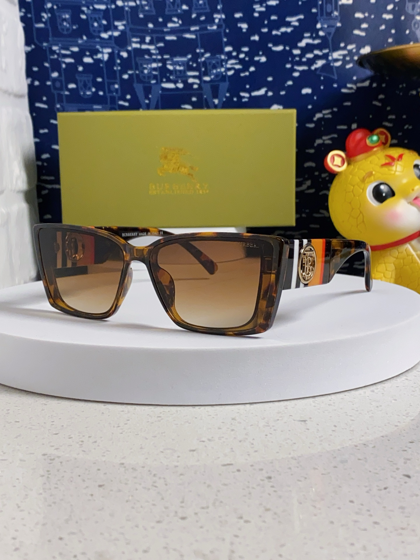 【店頭新登場】Burberry ブリティッシュデザインサングラス「アウトドア適合」