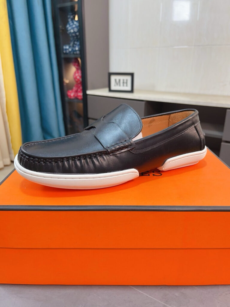エルメス［Hermès］ おしゃれなペアスニーカー
