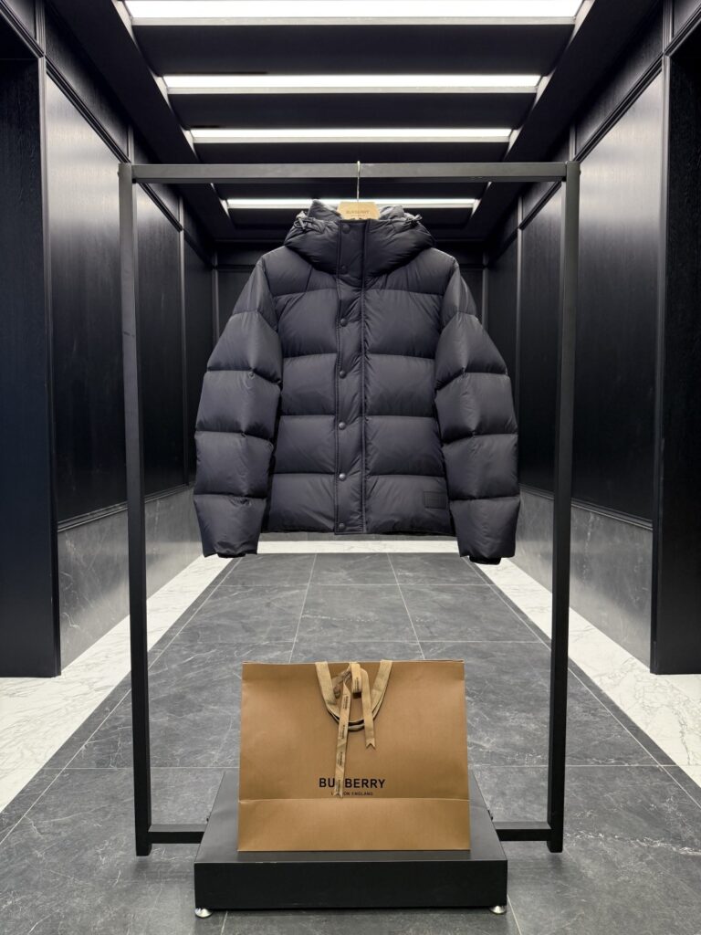 バーバリー「Burberry」クラシックウールチェックカラーナイロンダウンジャケット