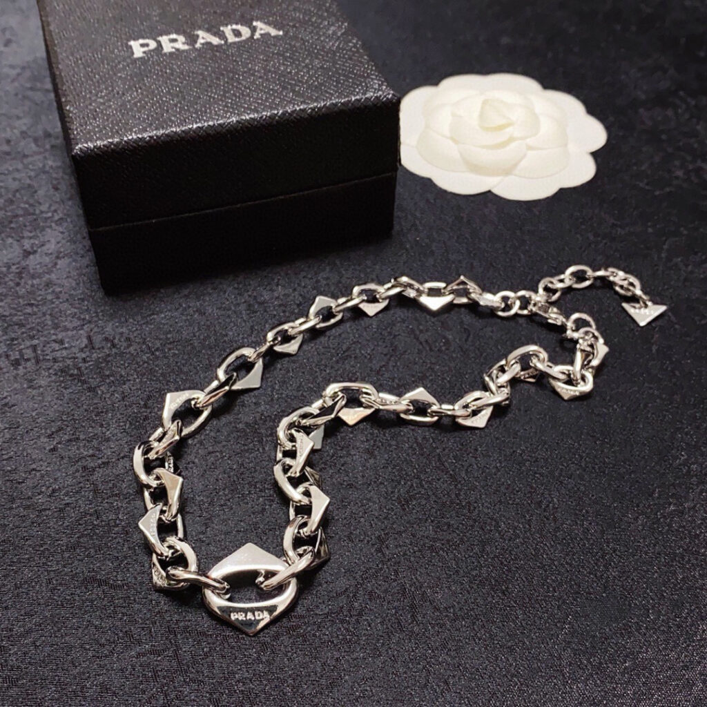 プラダ「Prada」 Symbole トライアングルチェーンネックレス