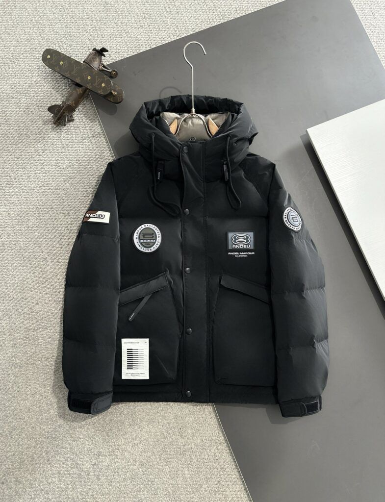 バレンシアガ「Balenciaga」‌秋冬フード付きダウンジャケット