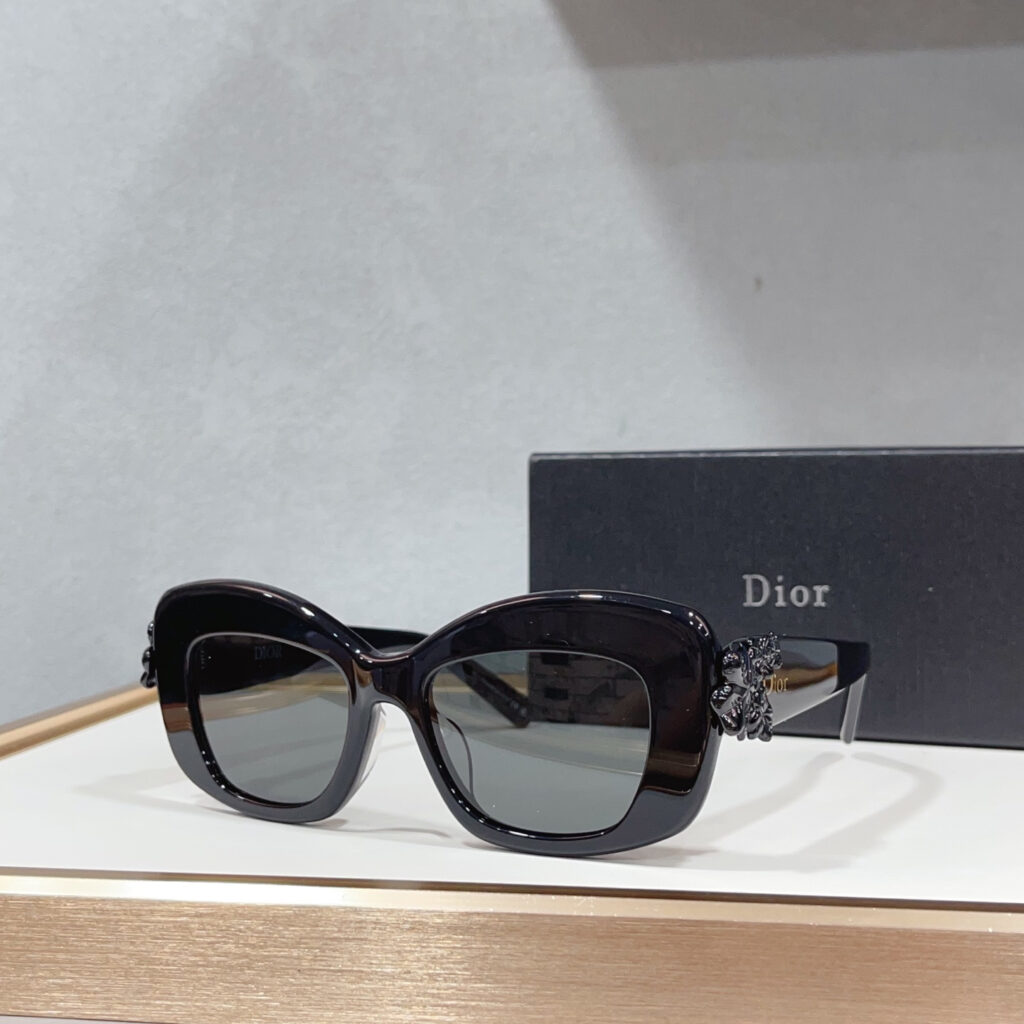 【注目新入荷】Dior フランス仕立てサングラス「ドライブ最適」