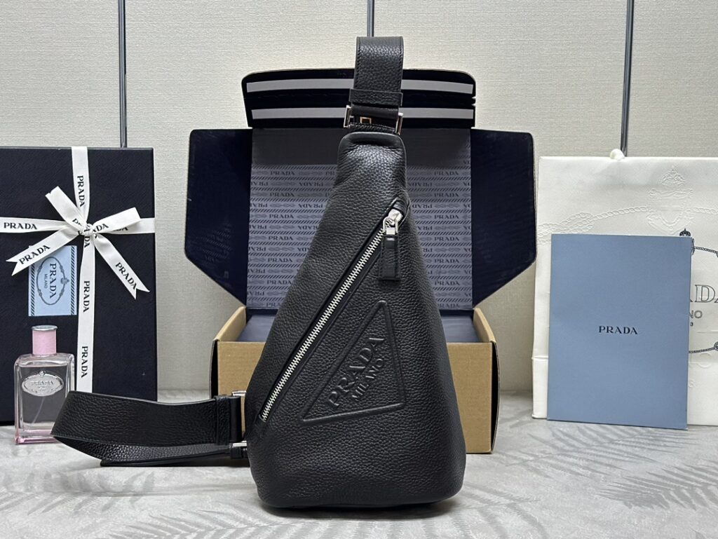 プラダ「Prada」 ディアスキン チェストバッグ