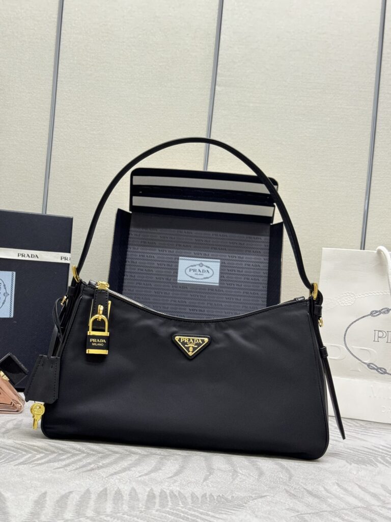 プラダ「Prada」テッスート ロッカー ショルダーバッグ
