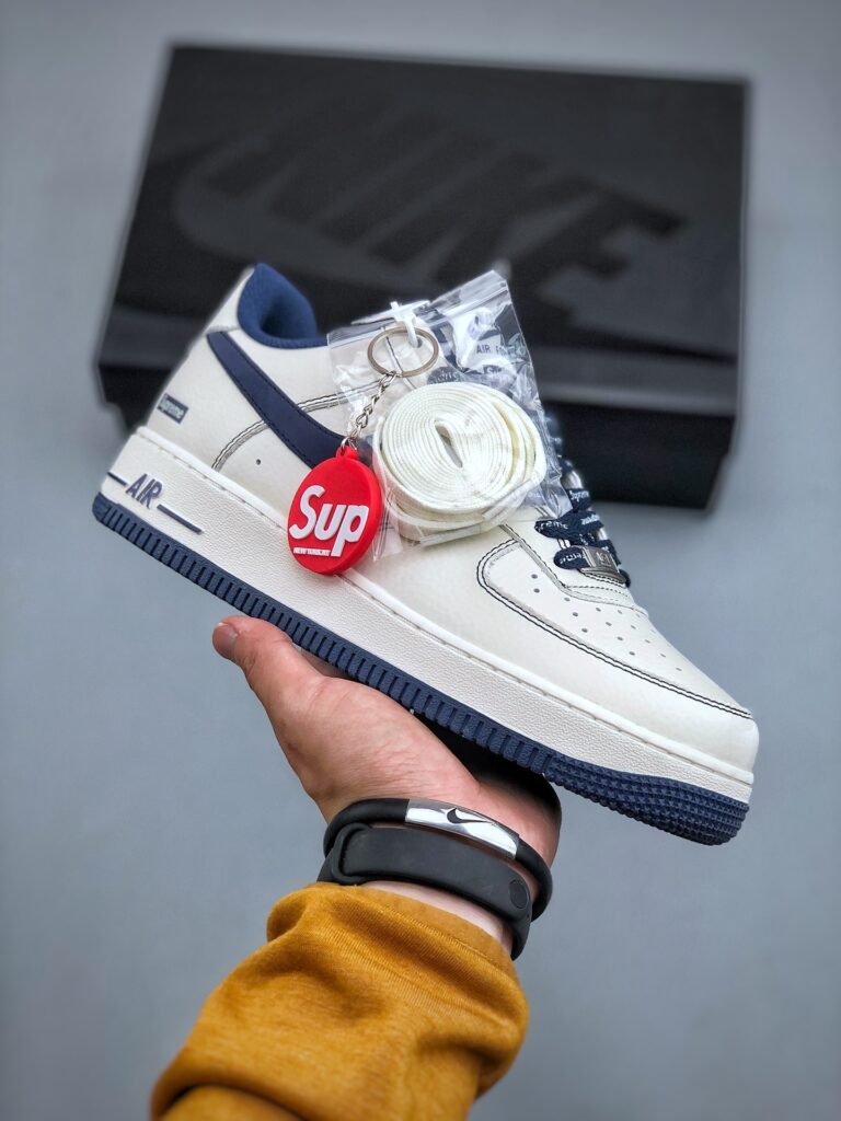 ナイキ エア フォース 1 トレンドスニーカー「Supreme 限定コラボモデル」