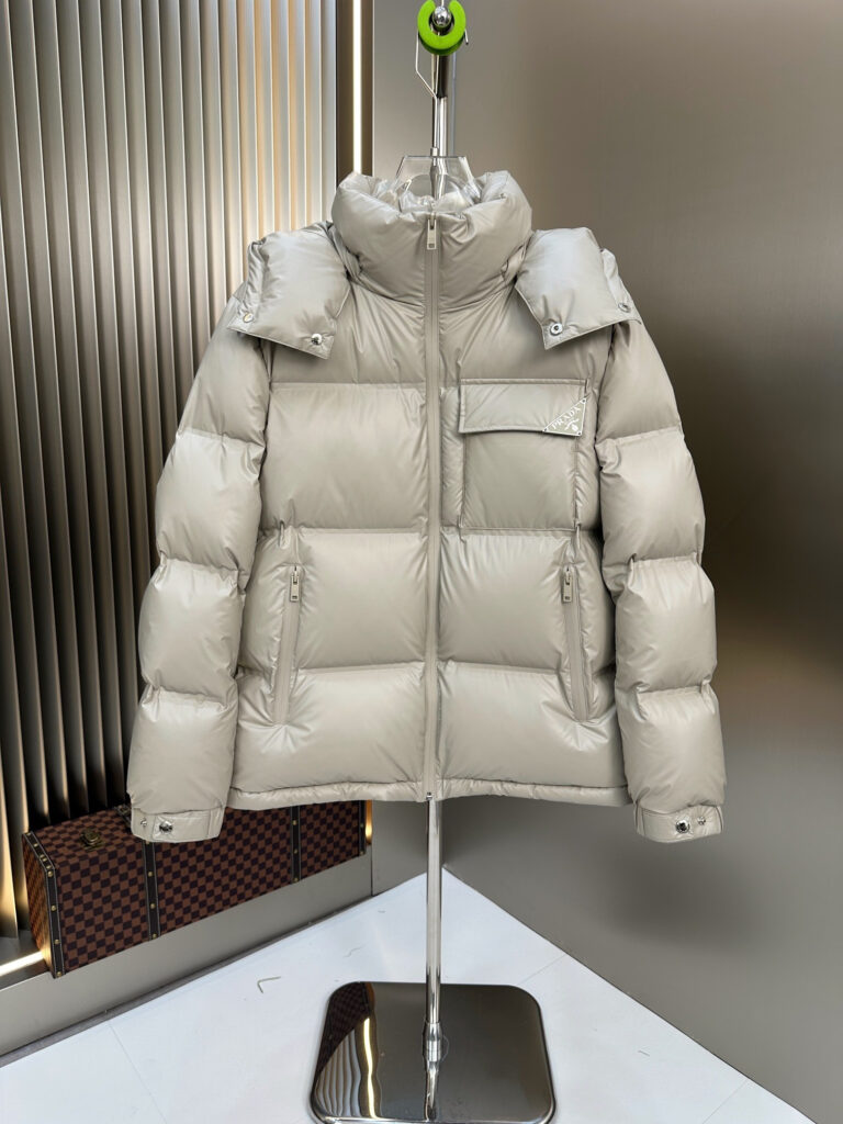 プラダ「Prada」冬の新作 フード付きダウンジャケット