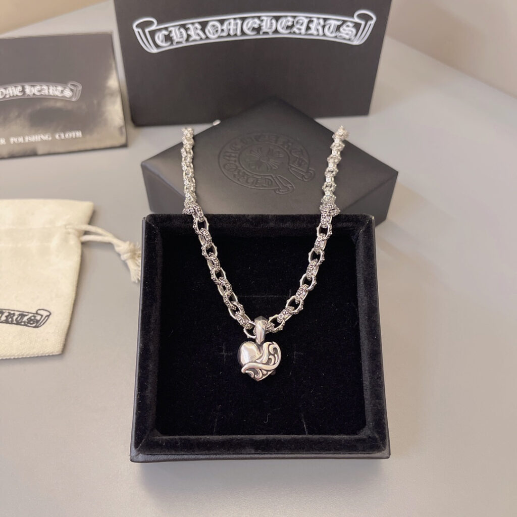 クロムハーツ「Chrome Hearts」のクラシックネックレス - 日常に上品なアクセントを添えるユニセックスモデル