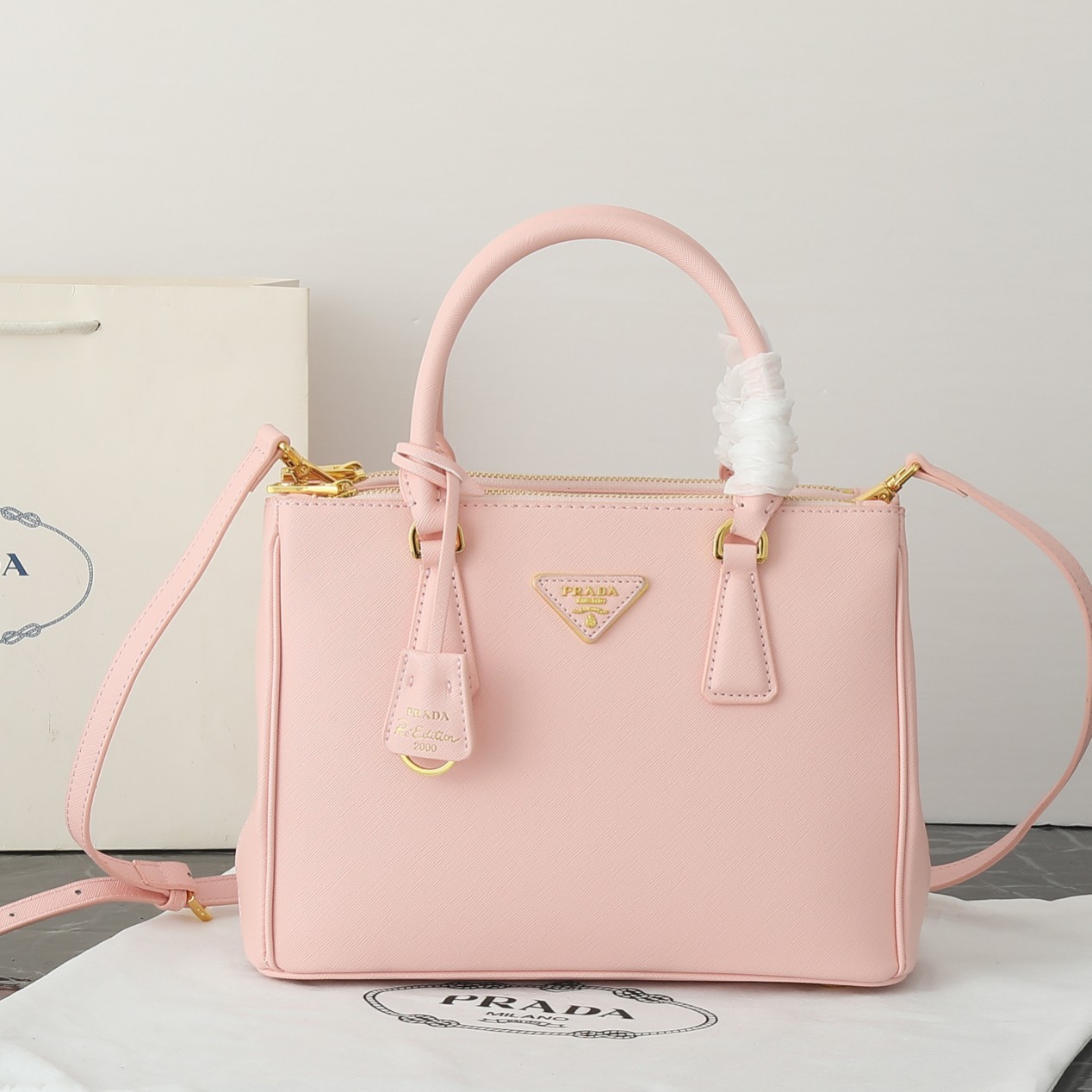 プラダ ガレリア ミディアム ソフトグレインレザー バッグ 「Galleria Bag」
