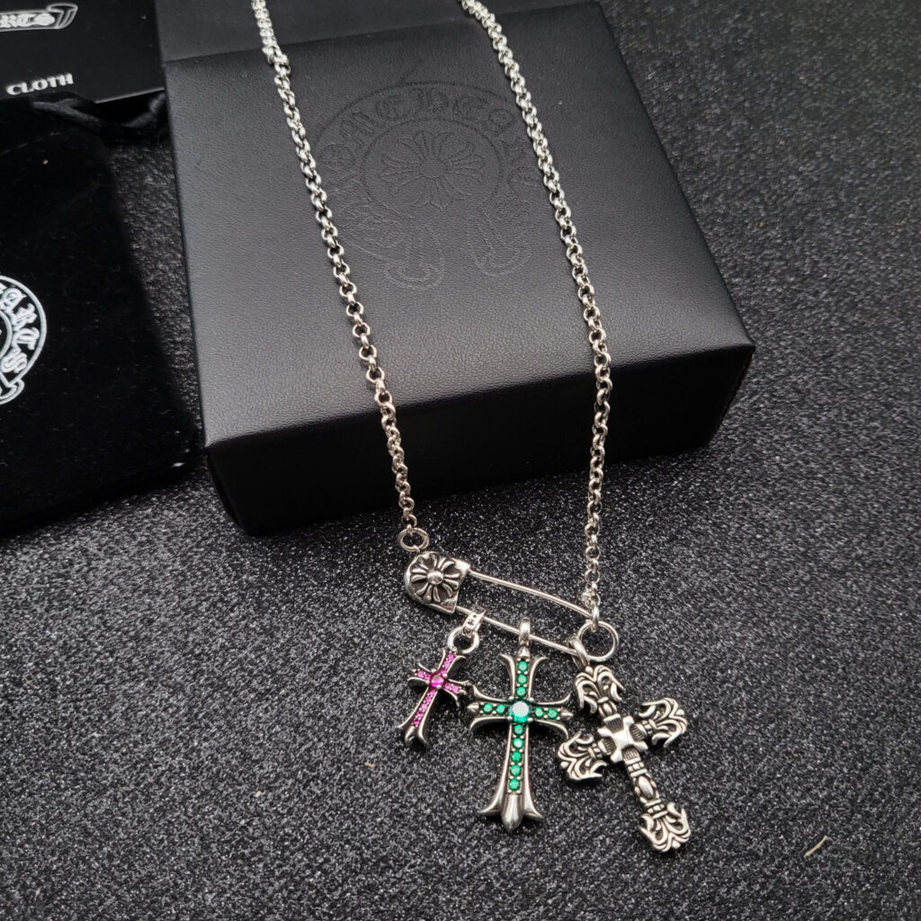 クロムハーツ「Chrome Hearts」のクラシックネックレス - 日常に上品なアクセントを添えるユニセックスモデル