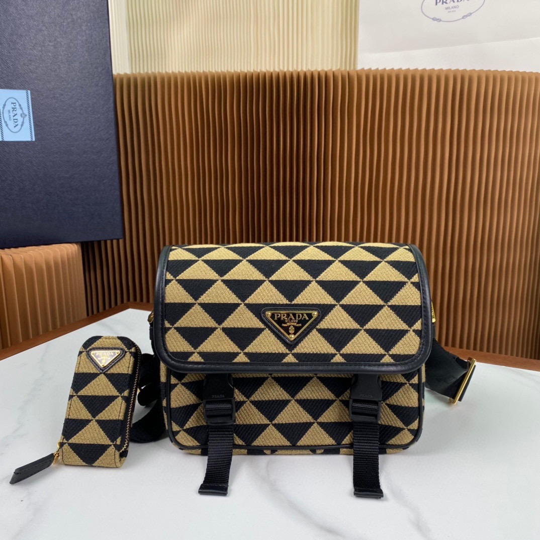 プラダ「Prada」刺繍ジャカードメッセンジャーバッグ