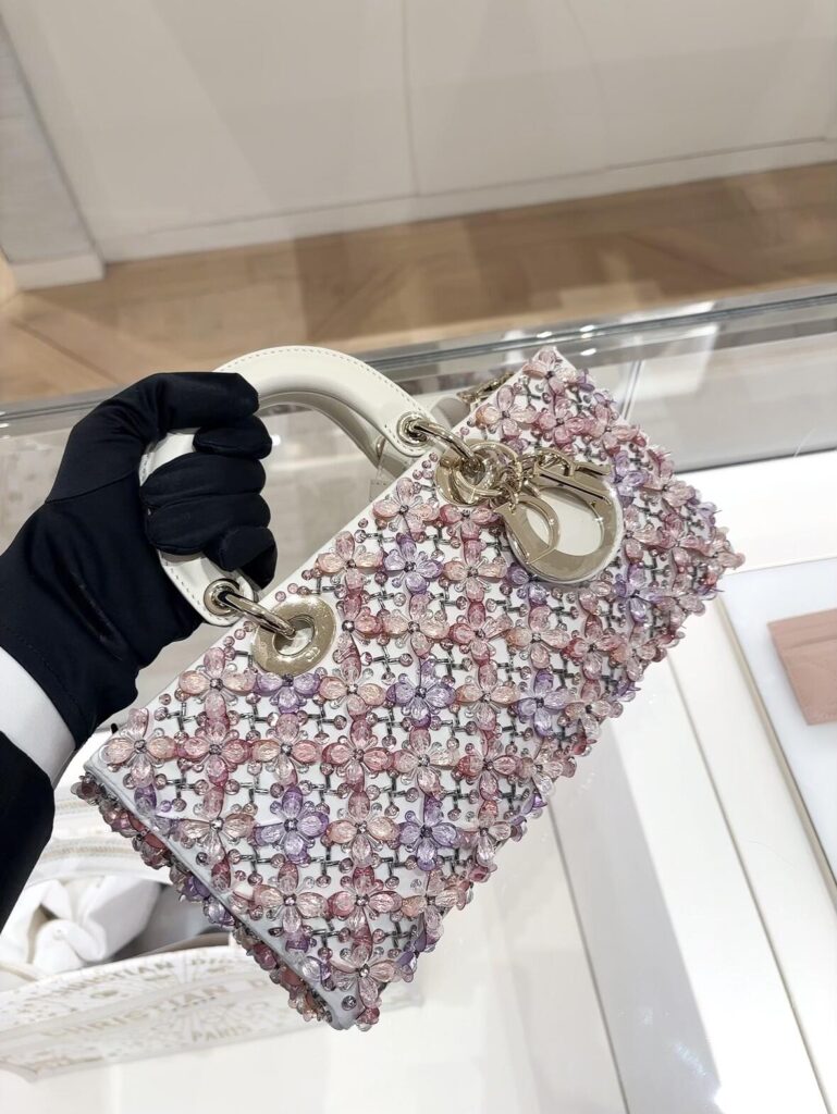 ディオール「Dior」が放つ超美な繁花钉珠デザインは ハンドバッグ