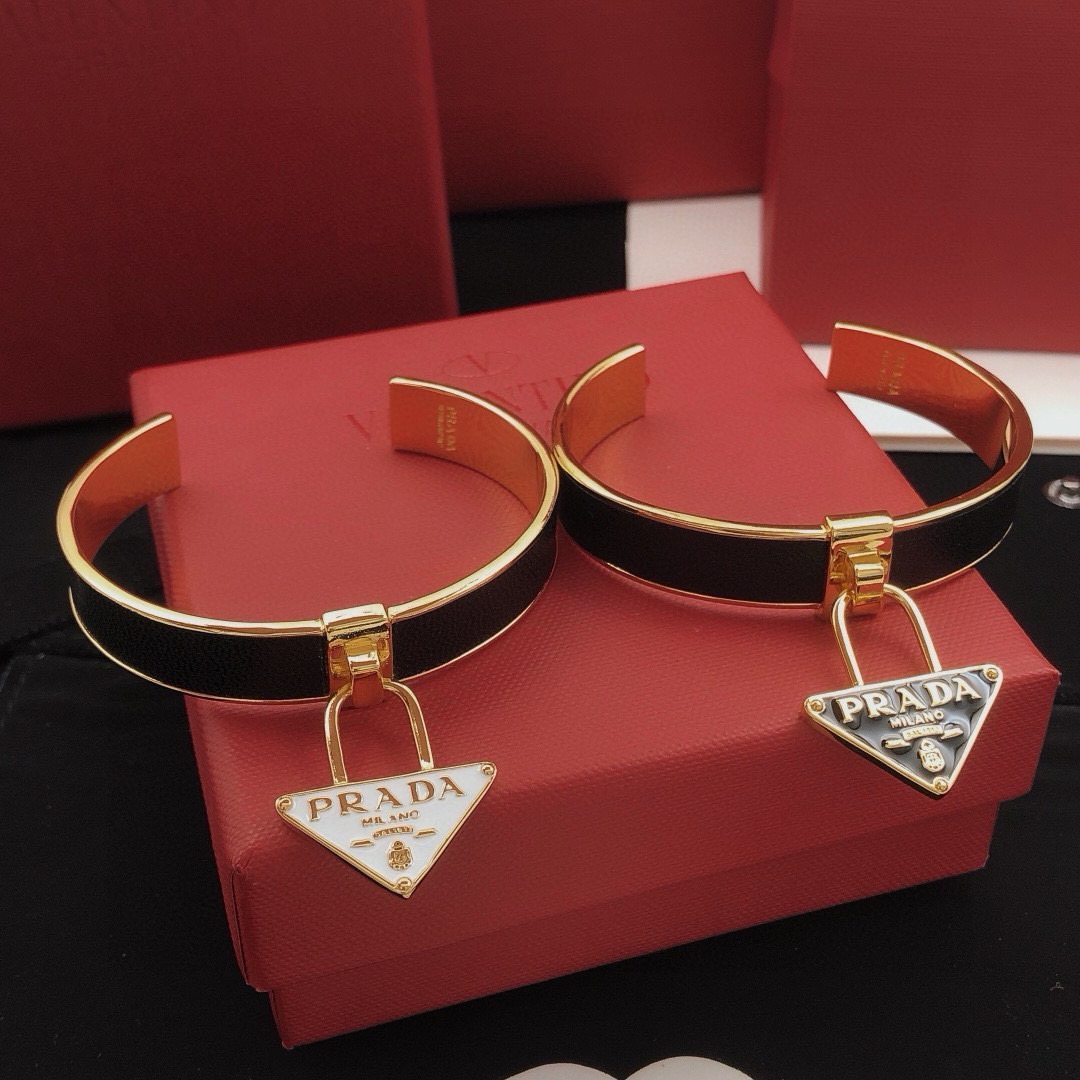プラダ「Prada」プラダ レザー アンド メタル ブレスレット