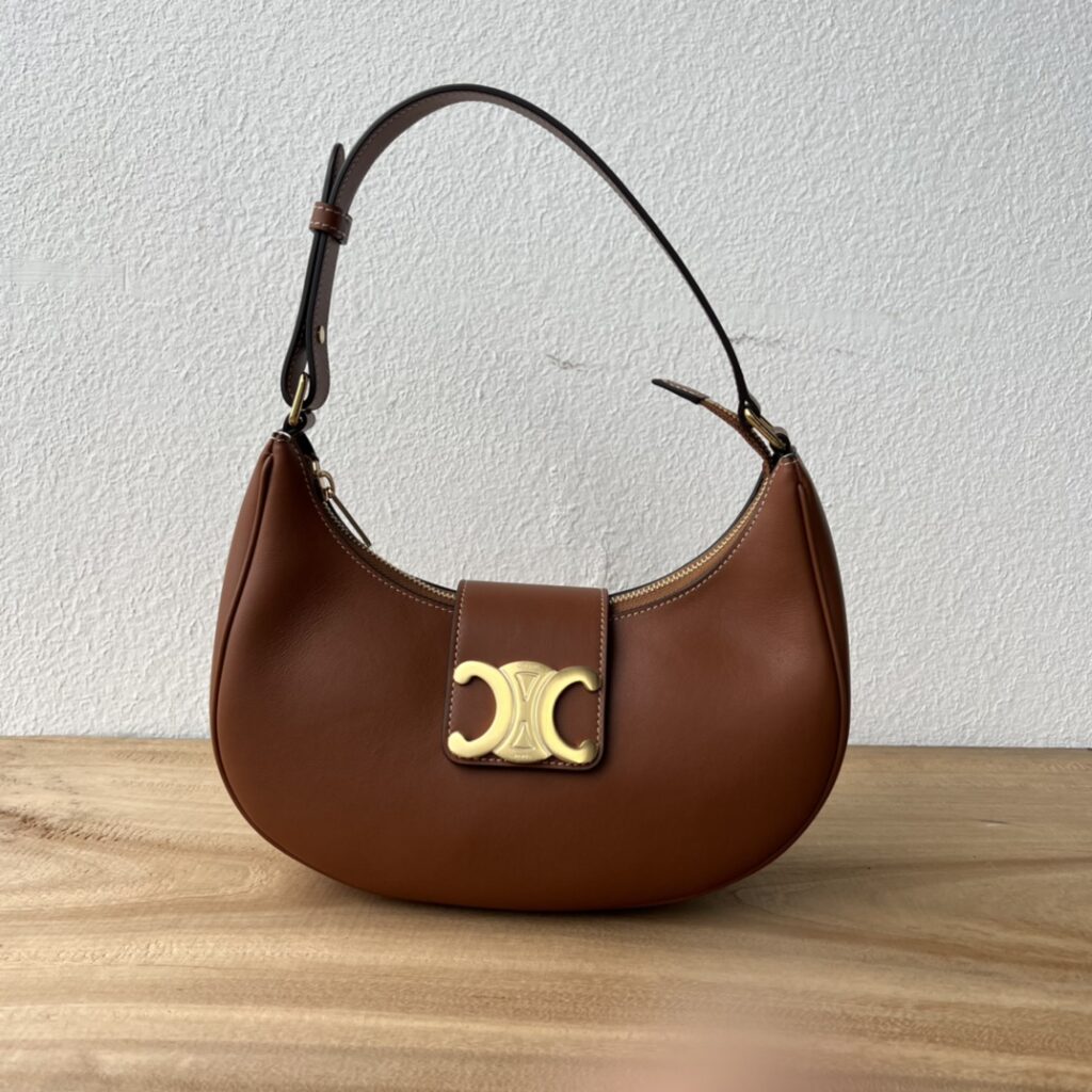 セリーヌ「Celine」 Ava アンダーアームバッグ