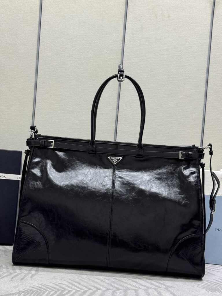 プラダ「Prada」レザートートバッグ