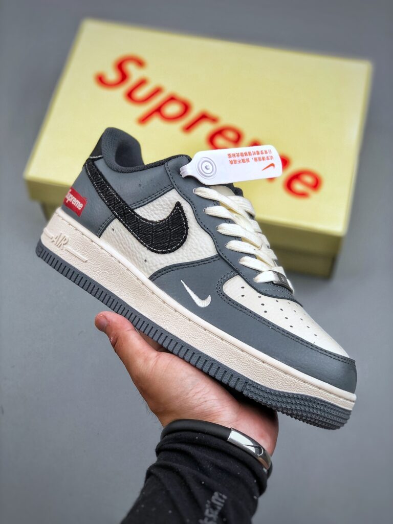 ナイキ エア フォース 1 トレンドスニーカー「Supreme 限定コラボモデル」