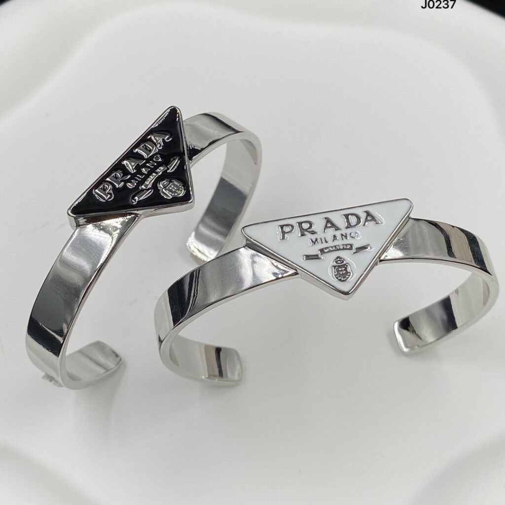 プラダ「Prada」プラダ トライアングル レター レジン オープン ブレスレット