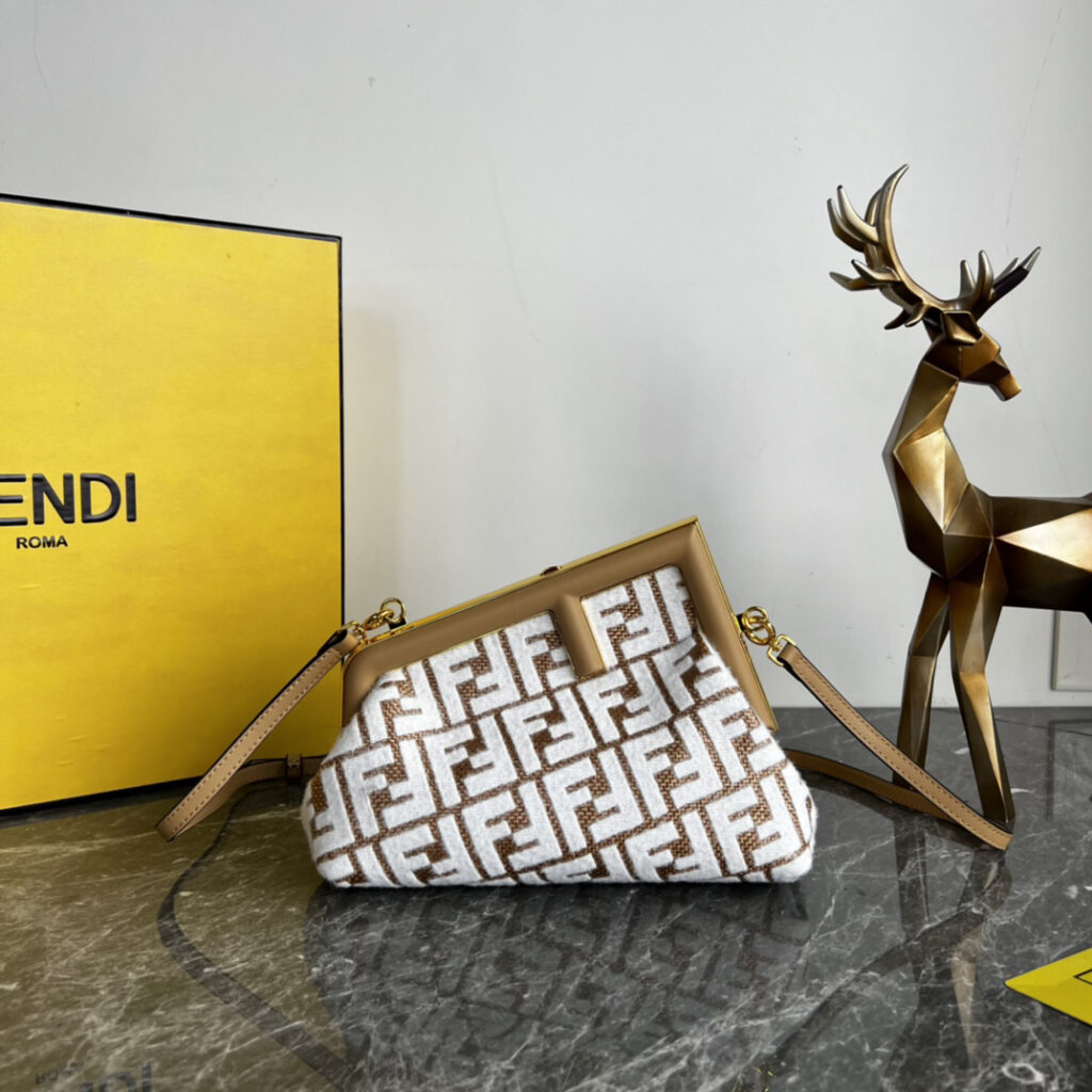 フェンディ「Fendi」ラフィア編み スモールバッグ Baguette