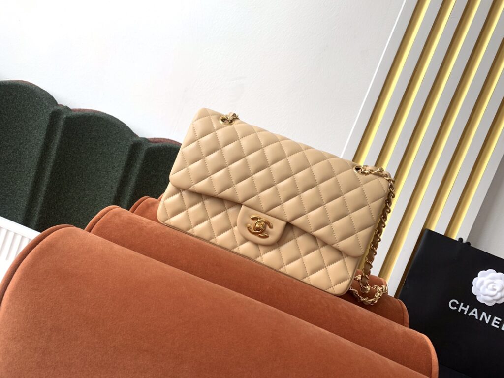 シャネル 11.12 クラシック ハンドバッグ「Flap Bag」