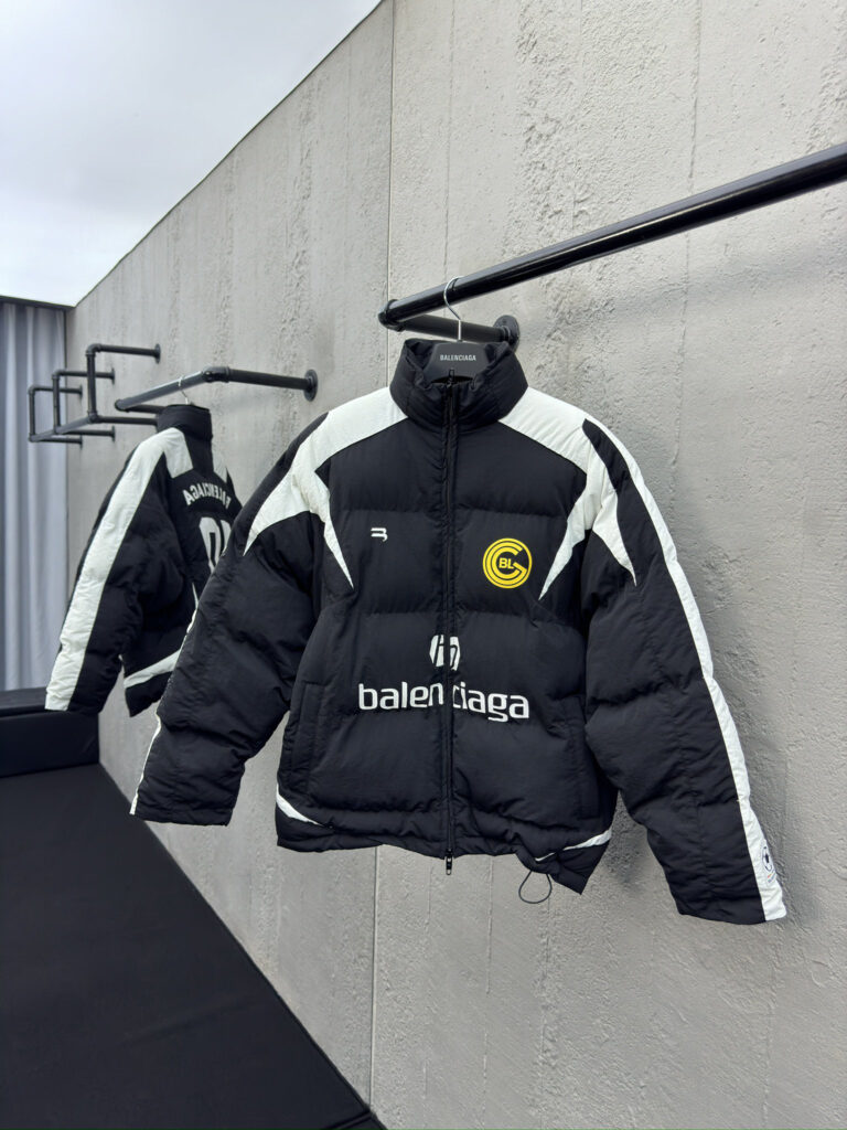 バレンシアガ「Balenciaga」 × MANCHESTER UNITED 10番 パッチワーク サッカーダウンジャケット