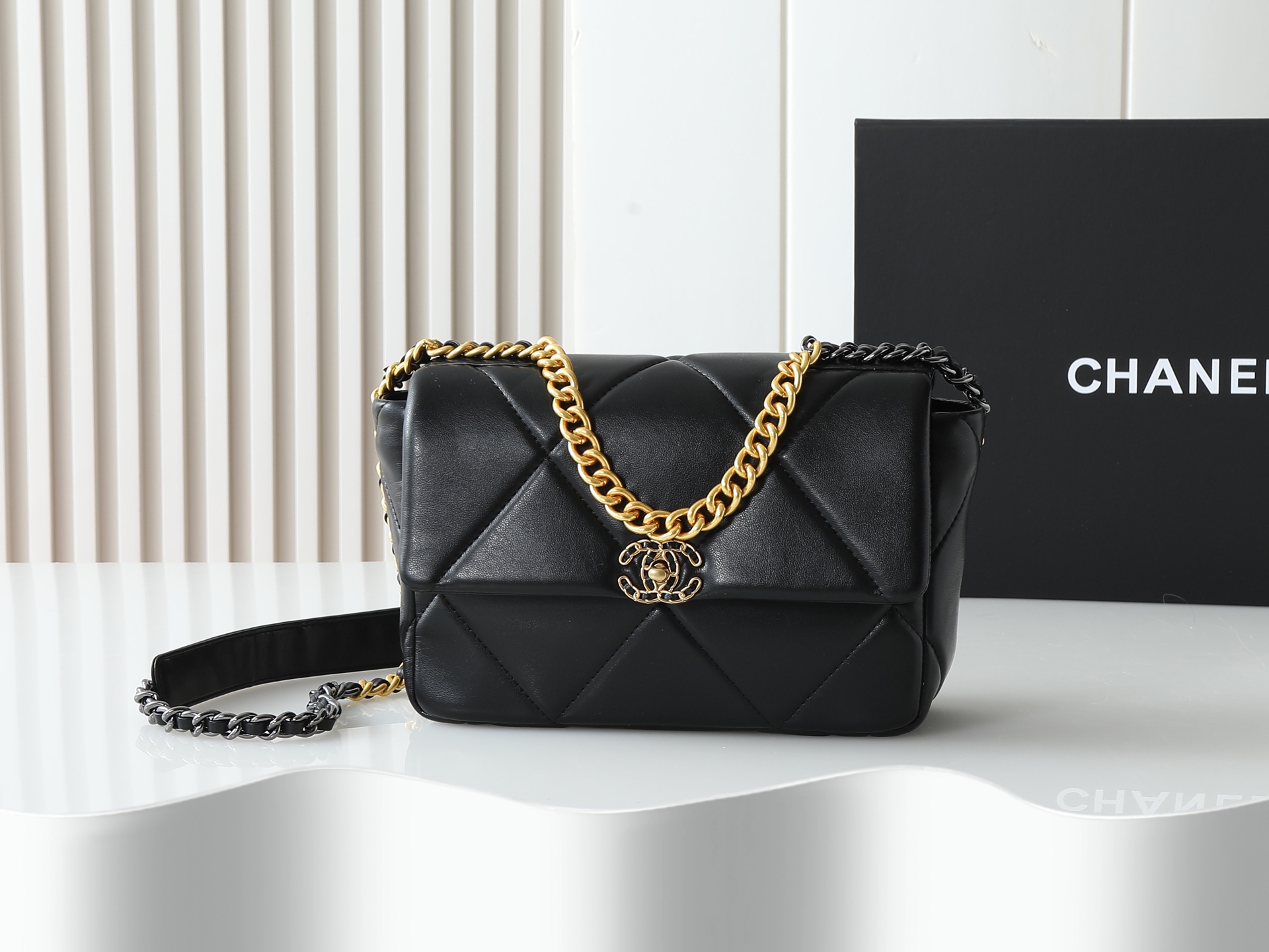 シャネル 19 ミニ ハンドバッグ「Flap Bag」