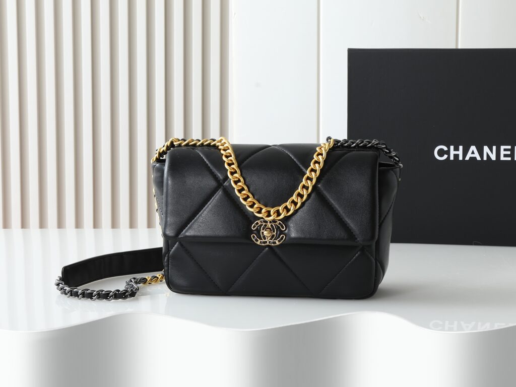 シャネル 19 ミニ ハンドバッグ「Flap Bag」