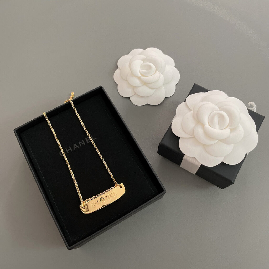 シャネル「Chanel」レタープレートネックレス