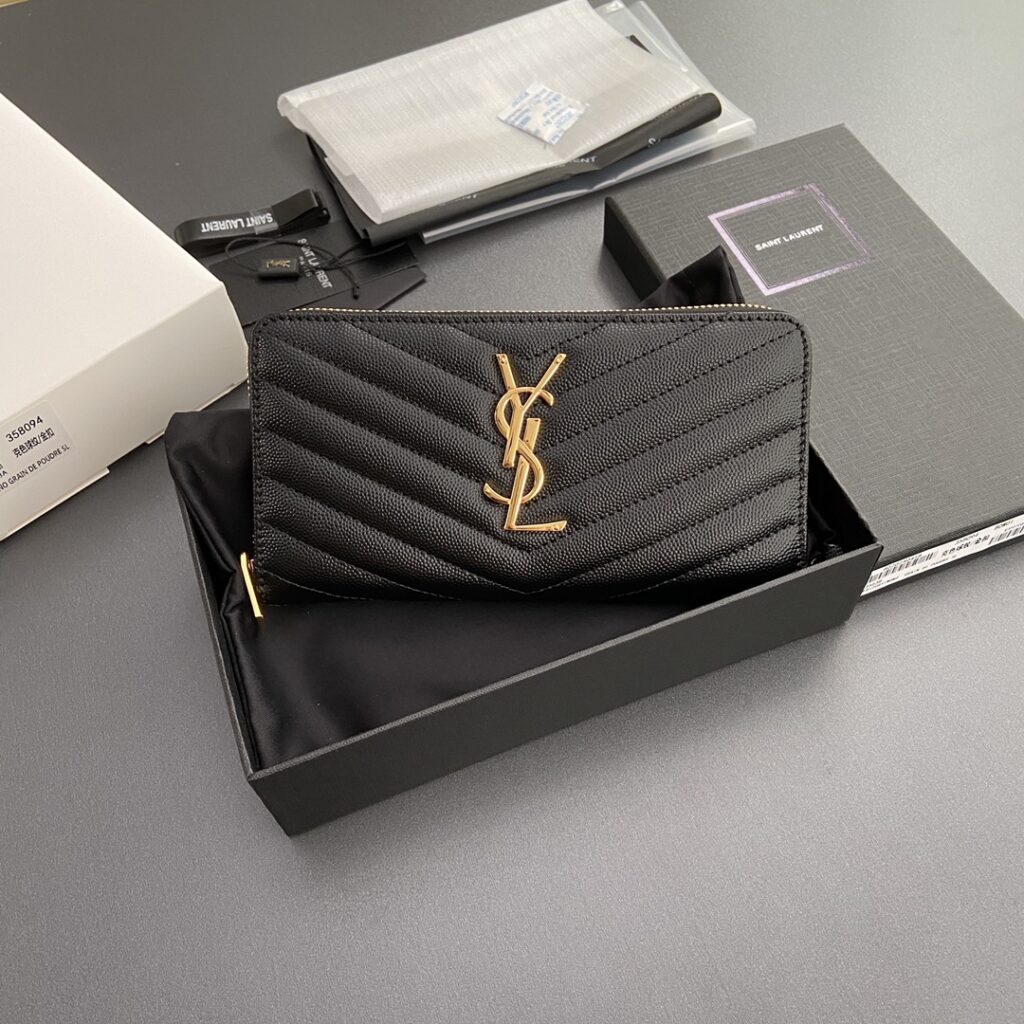 サンローラン「Saint Laurent」モノグラム・サンローラン フルジップウォレット（グレインパウダーテクスチャー キルティングレザー）