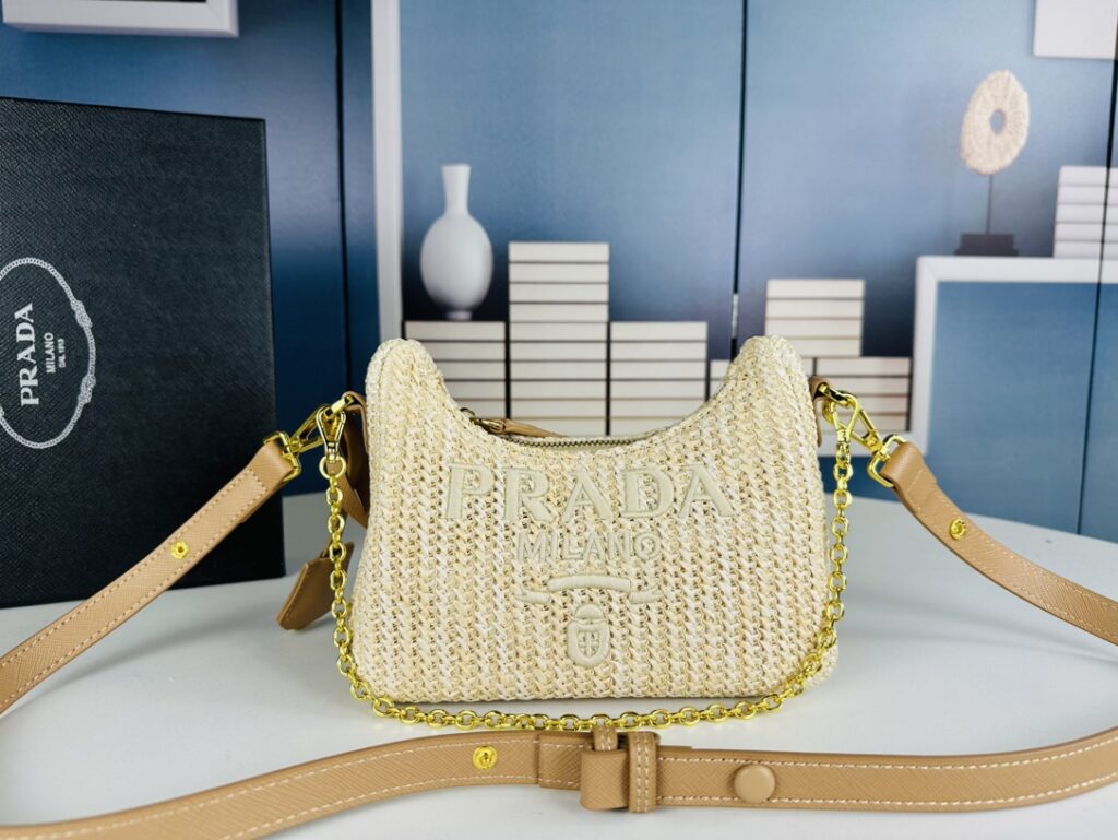 プラダ「Prada」 ペールアプリコット ブレイドアンダーアームバッグ 2369 ニットバッグ