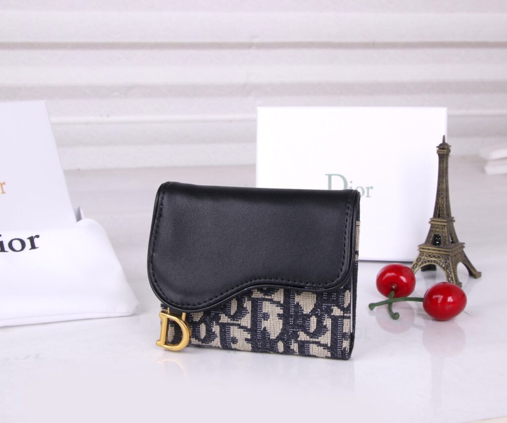 ディオール「Dior」ディオール コンパクト三つ折りウォレット 新作登場