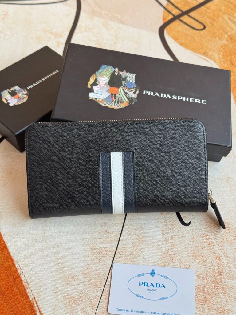 プラダ「PRADA」プレミアムレザー ジップウォレット「おしゃれ男性必携」