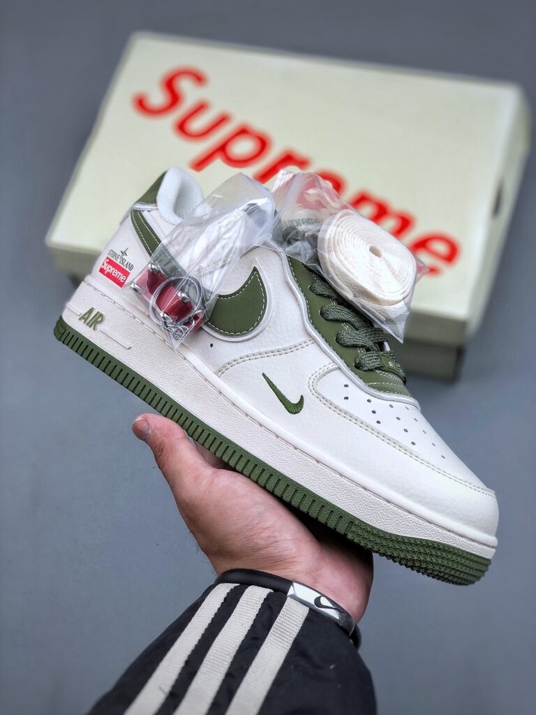 ナイキ エア フォース 1 トレンドスニーカー「Supreme 限定コラボモデル」
