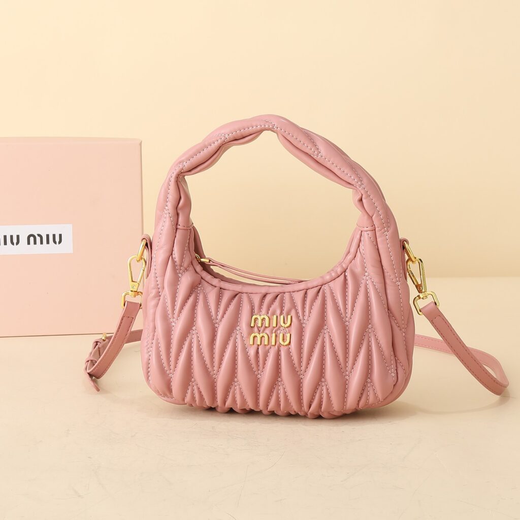 ミュウミュウ ワンダー マテラッセレザー スモール ホーボーバッグ「Wander Bag」