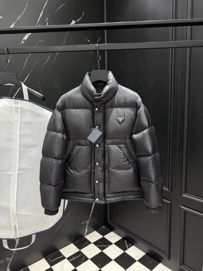 プラダ「Prada」秋冬ダウンジャケット スタンドカラー